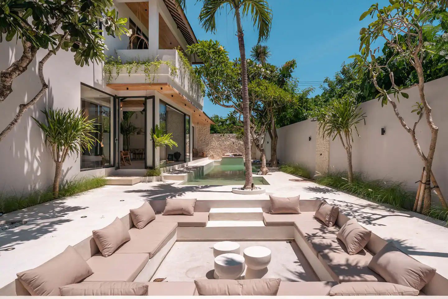 MODERN 4 BEDROOM VILLA CLOSE TO BEACH FOR SALE LEASEHOLD IN KEROBOKAN BE-933 